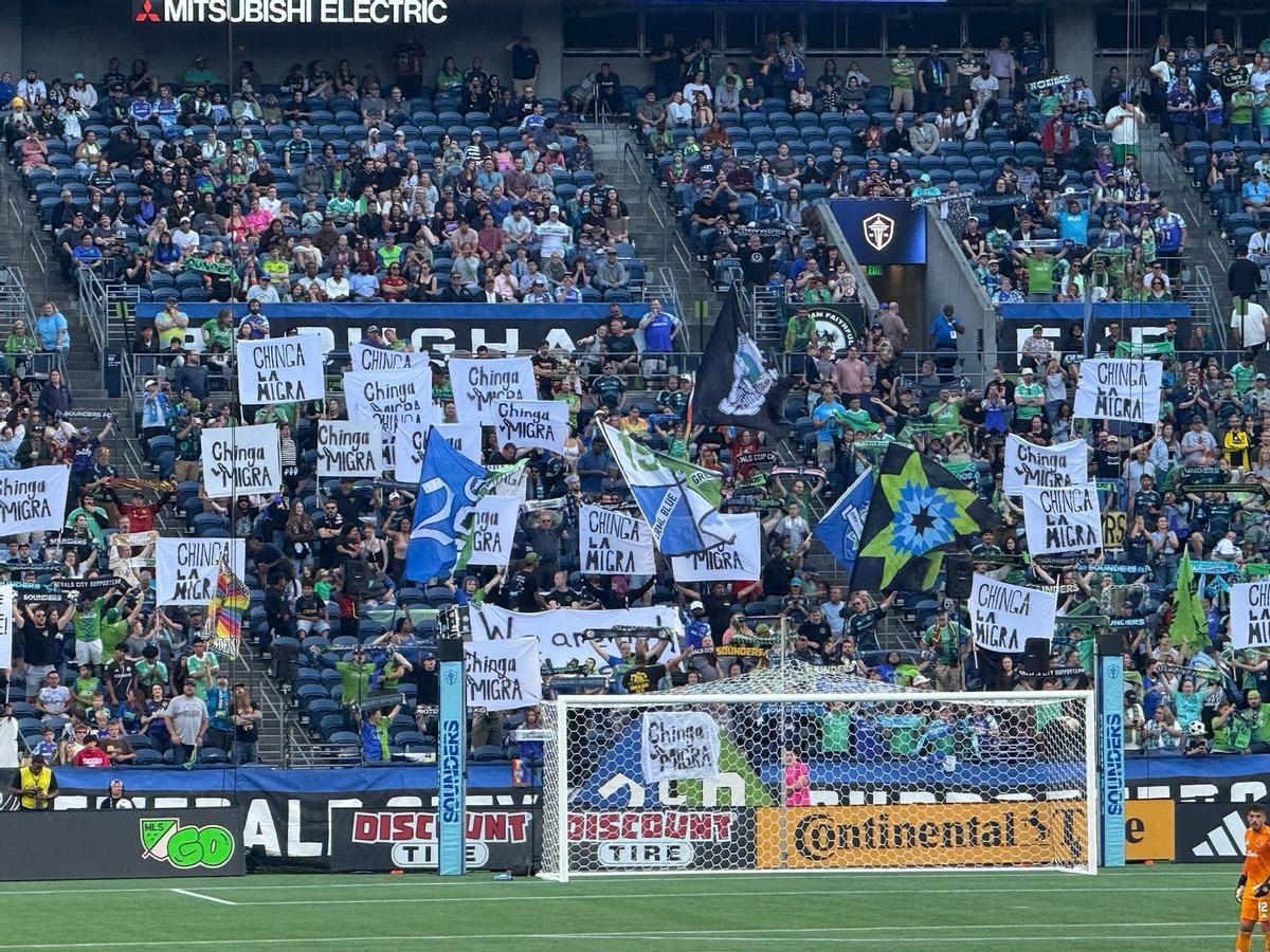 Aficionados del Seattle Sounders exhiben pancartas con el mensaje 'Chinga la migra', frase mexicana utilizada contra las autoridades de inmigración.