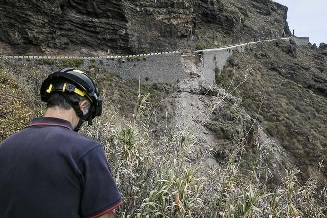 13/07/2016 Visita del presidente del Cabildo de Tenerife Carlos Alonso  junto a Técnicos para ver in situ el estado del derrumbe del talúd de la carretera que lleva a la Punta de Teno.José Luis González