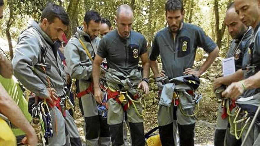 Simulacro de rescate en una cueva