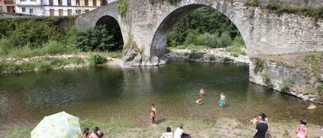 Bañistas en el río Nalón a la altura de Puente d&#039;Arcu, en Laviana.
