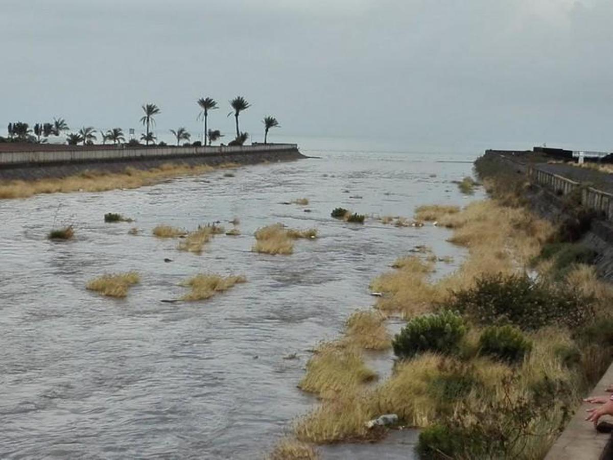 El barranco de Arinaga corre