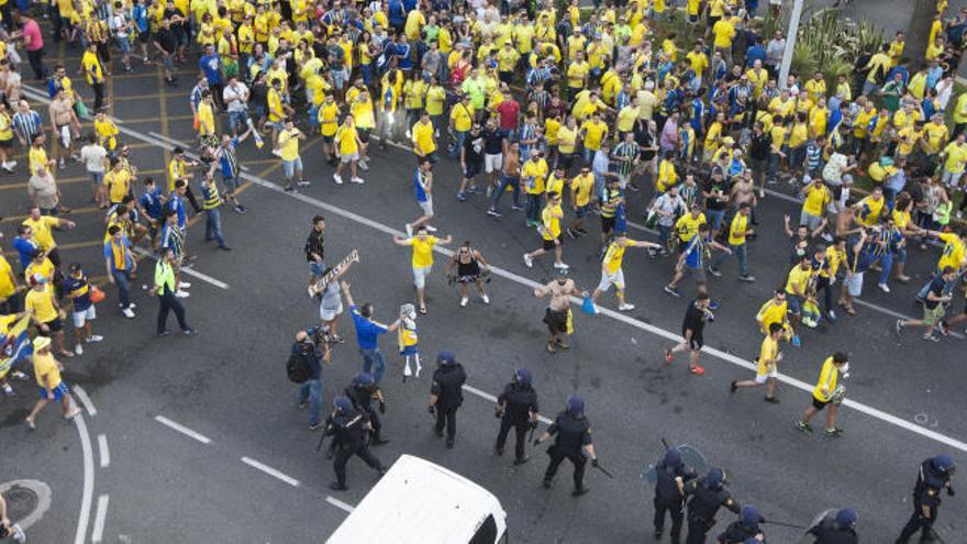 Incidentes entre la Policía y aficionados del Cádiz