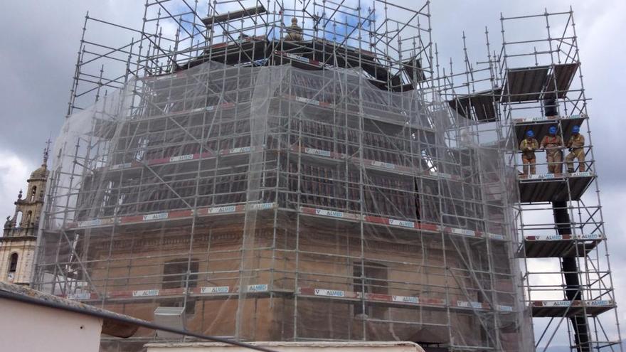 Reconstruyen con 12.500 tejas la capilla del Ecce-Homo de Pego