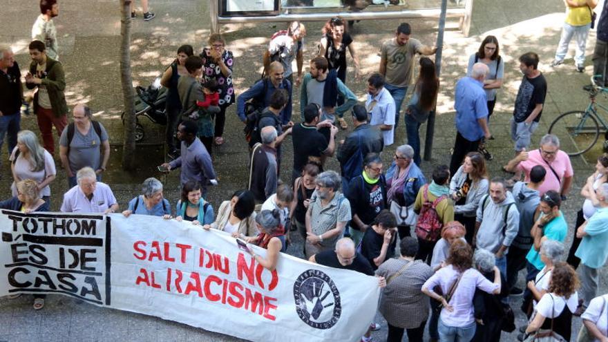 Pla general de la concentració de suport als tres activistes de l&#039;Espai Antiracista investigats.