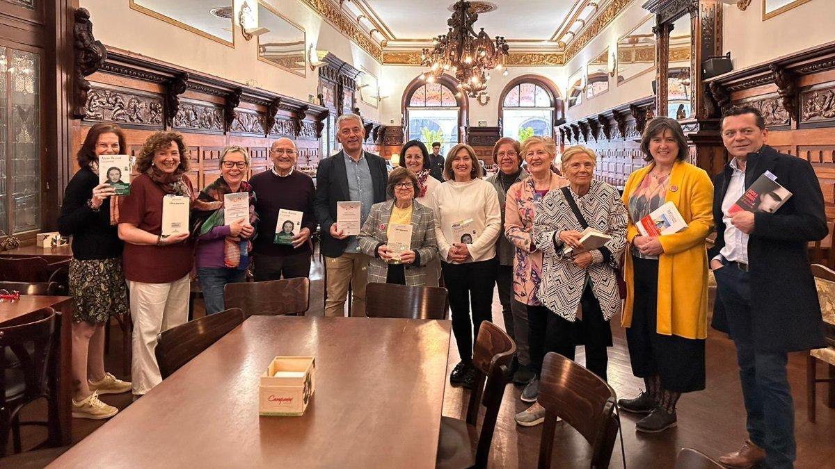 Lectura pública en el casino de Santiago