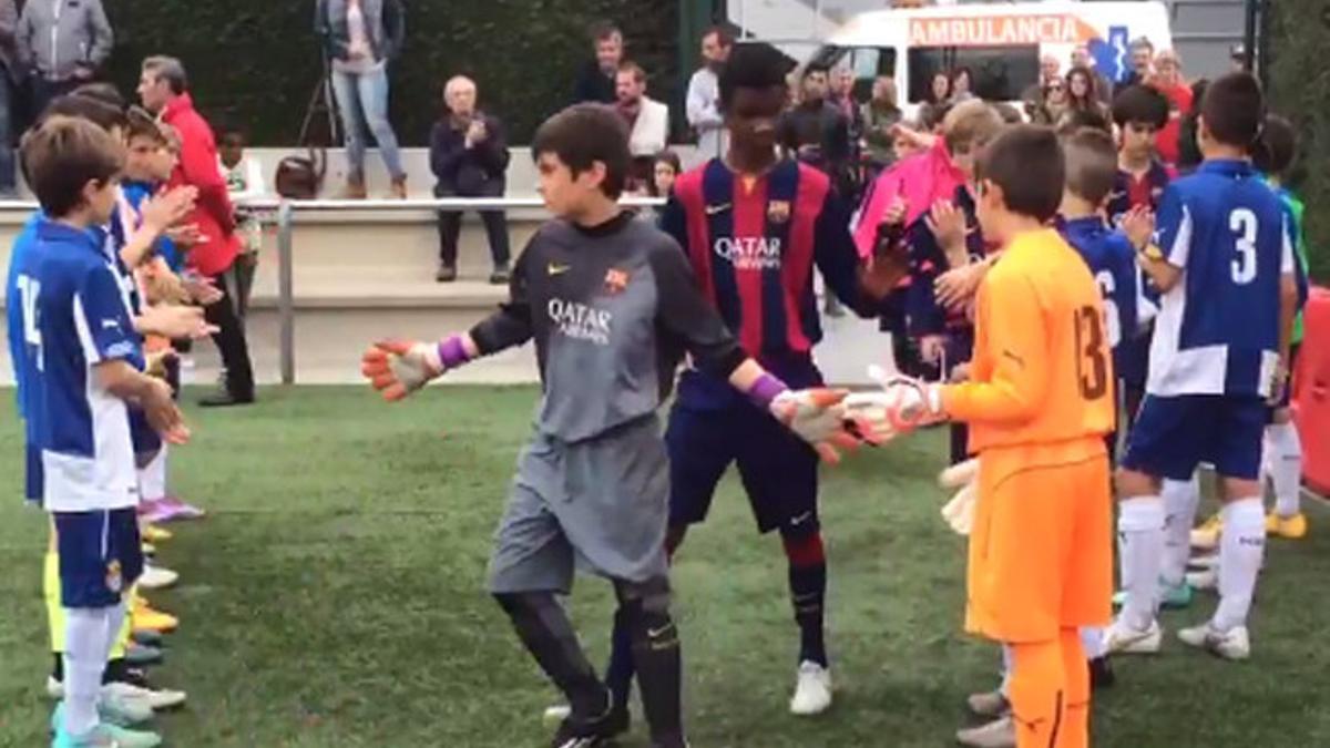 Los jugadores del alevín B del Espanyol hicieron el pasillo a los del alevín A del Barça