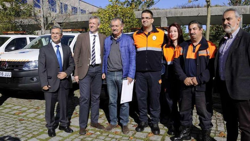 Menor, Rueda y Cores Tourís, entregándole el vehículo de Caldas de Reis a su alcalde y a voluntarios de Protección Civil. // Bernabé / Javier Lalín