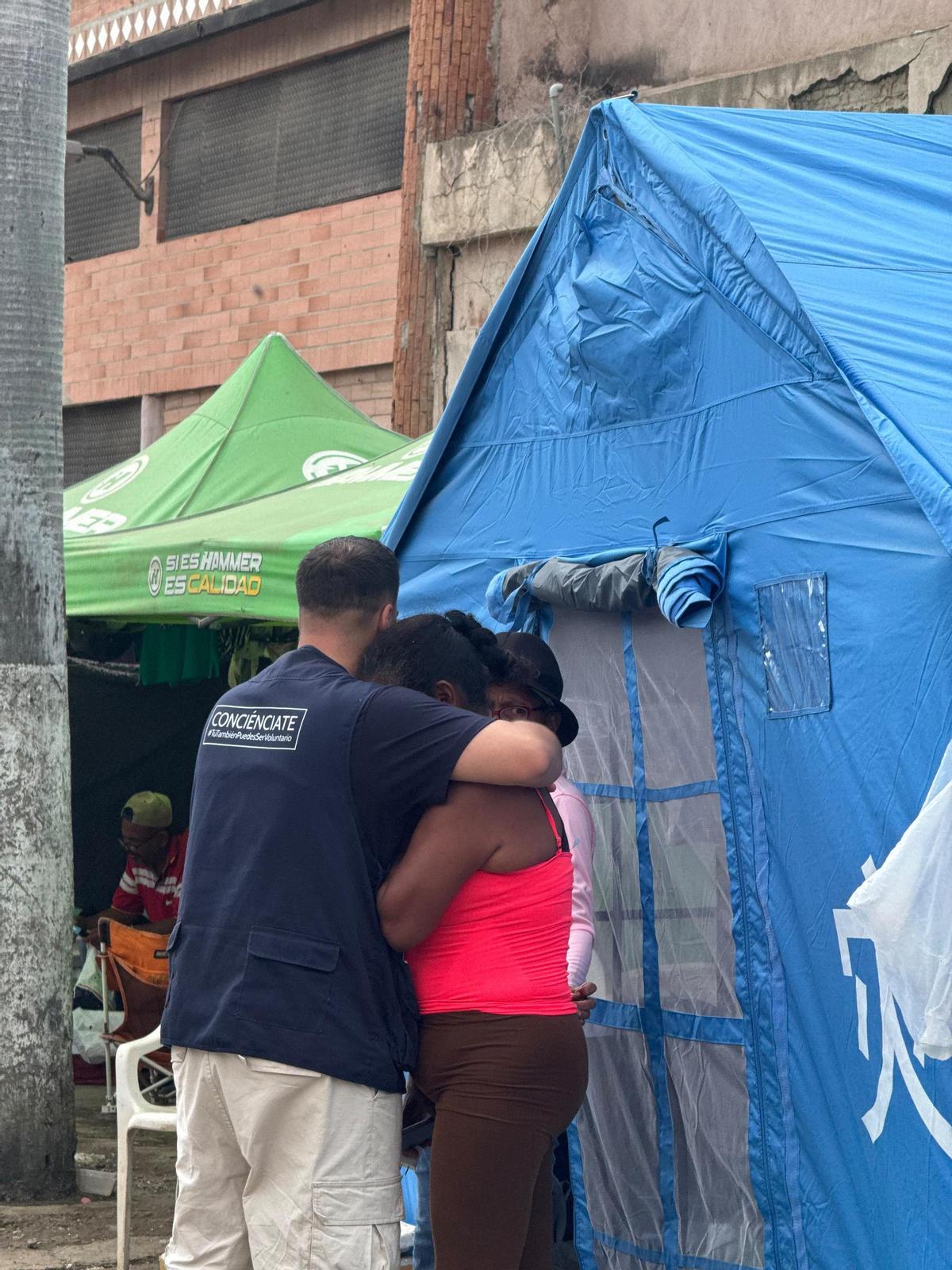 Un psicólogo de Conciénciate presta ayuda emocional a personas afectadas por el terremoto