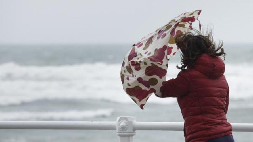 Meteorología aumenta la alerta en Asturias a naranja por viento y oleaje