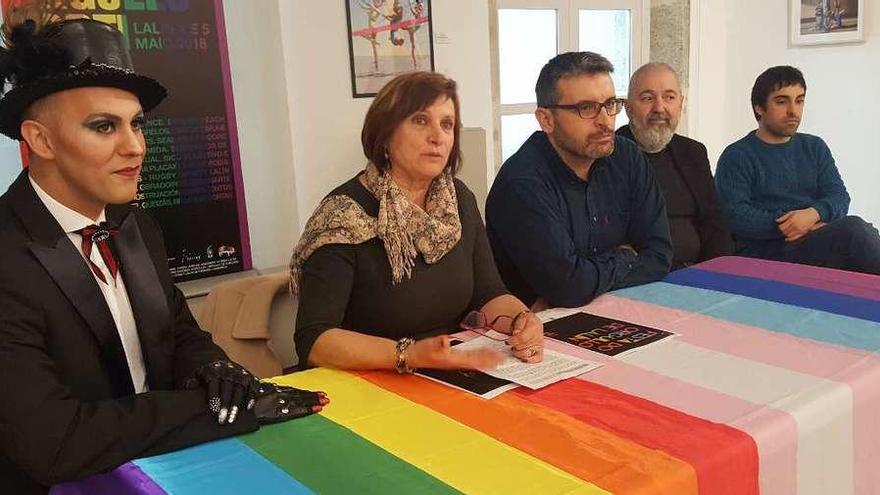 Enfant Bello, Celia Alonso, Alfonso Hermida y miembros de colectivos LGBTI.