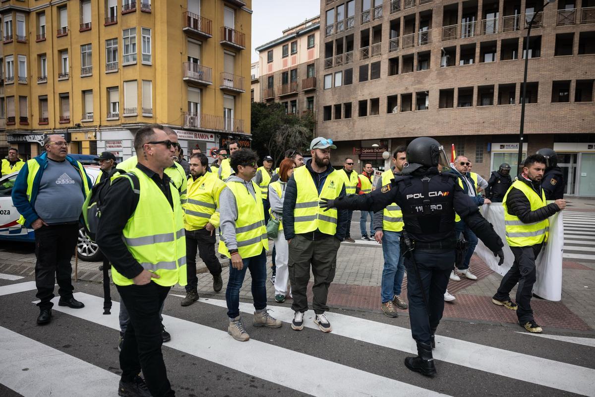 En imágenes | Los protestas agrícolas vuelven a las puertas de La Aljafería