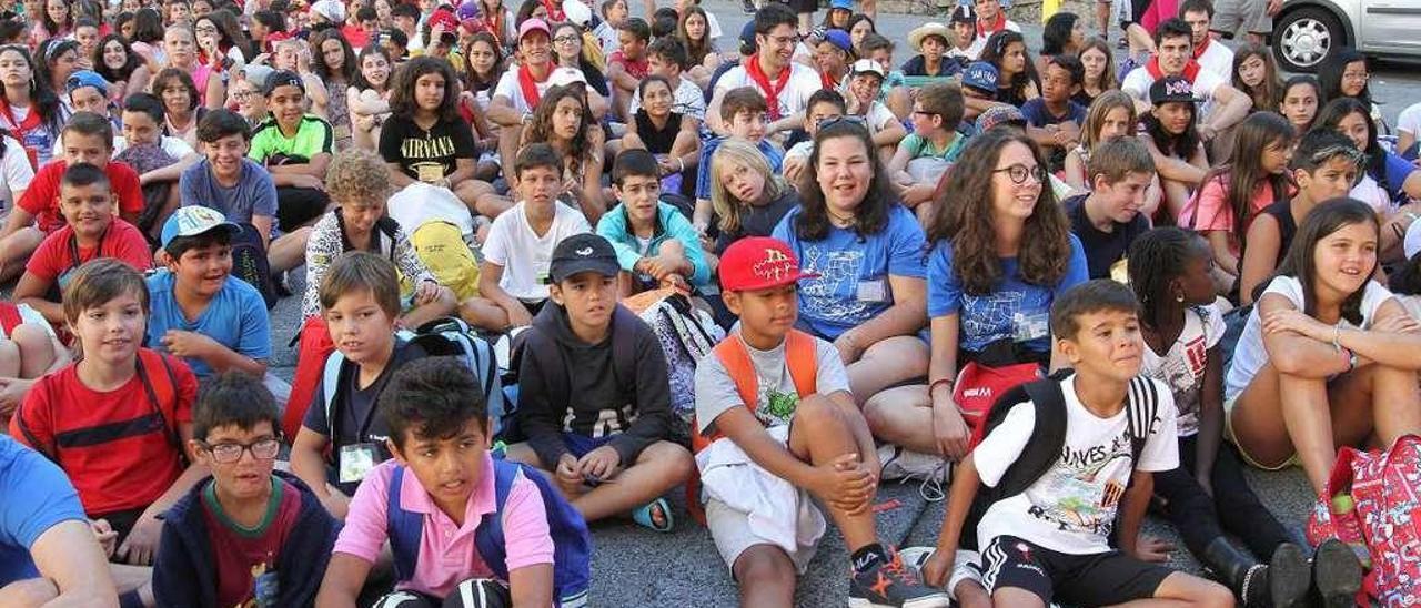 Participantes de diferentes campamentos urbanos de Galicia en la Praza Maior de Ourense. // I. Osorio