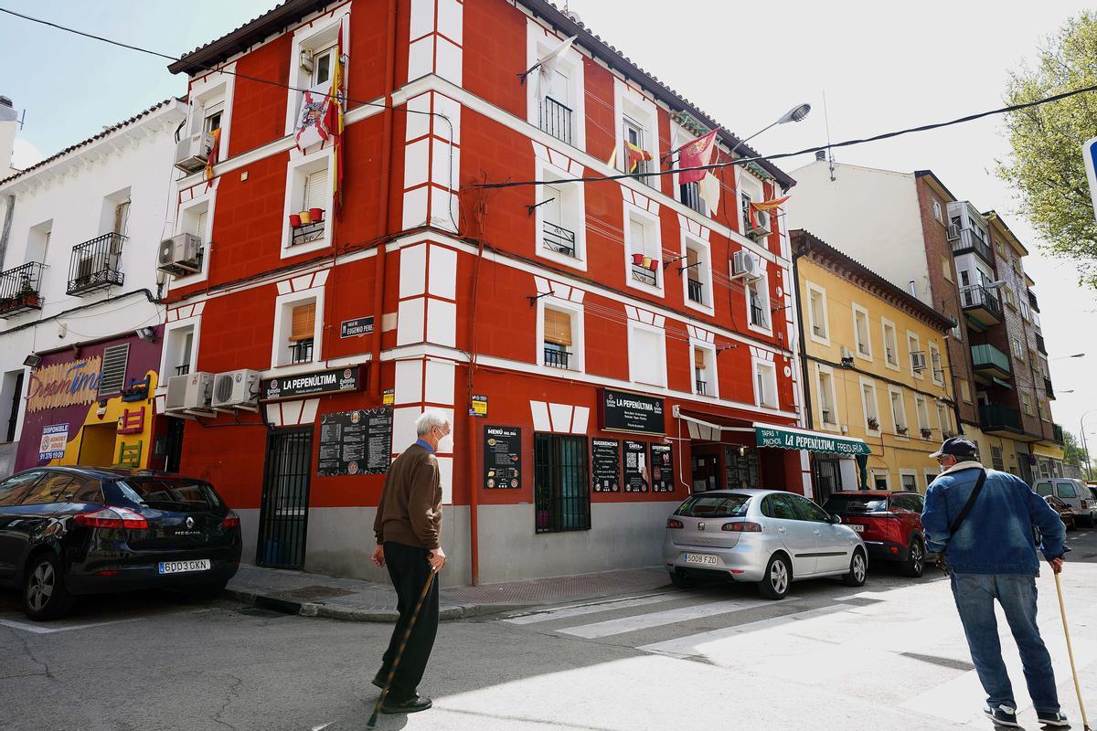 Edificio en el barrio madrileño de El Pardo. En sus balcones, banderas de España, símbolos militares, un pabellón del Rey Felipe y aspas de Borgoña.