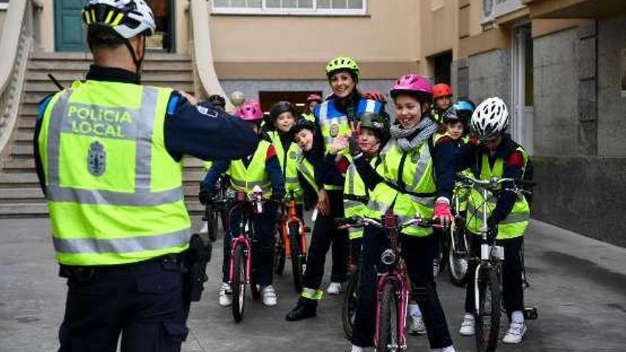 Policía Local y niños de la Grande Obra comparten paseo en bicicleta