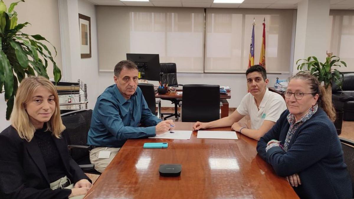 Palomino se reunió con representantes de ELA Balears. | CAIB