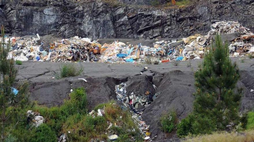 En el vertedero se acumulan plásticos, maderas y otros materiales. // Bernabé/Javier Lalín