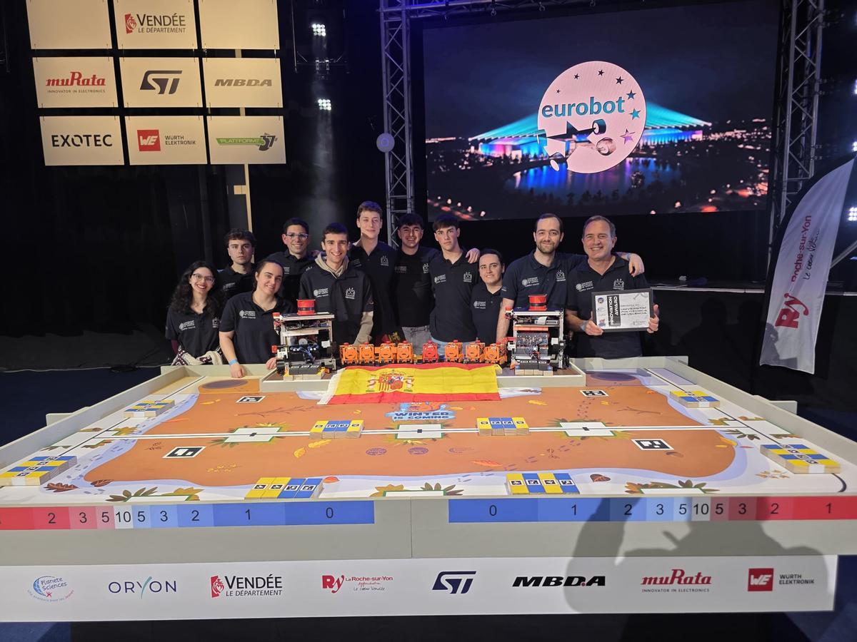 El grupo de Generación Espontanea de Alcoy con los robots