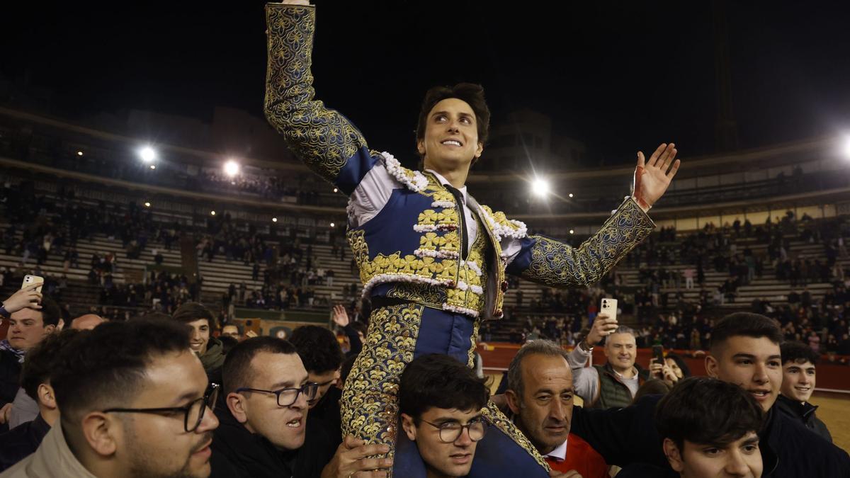Roca Rey sale a hombros de la Plaza de Toros de València