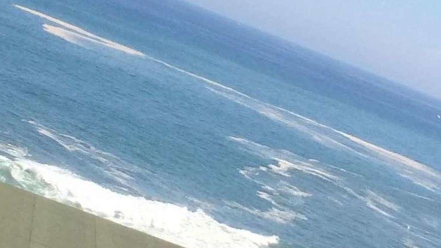 Aspecto del mar, con las manchas al fondo, en las inmediaciones del Cerro Santa Catalina.