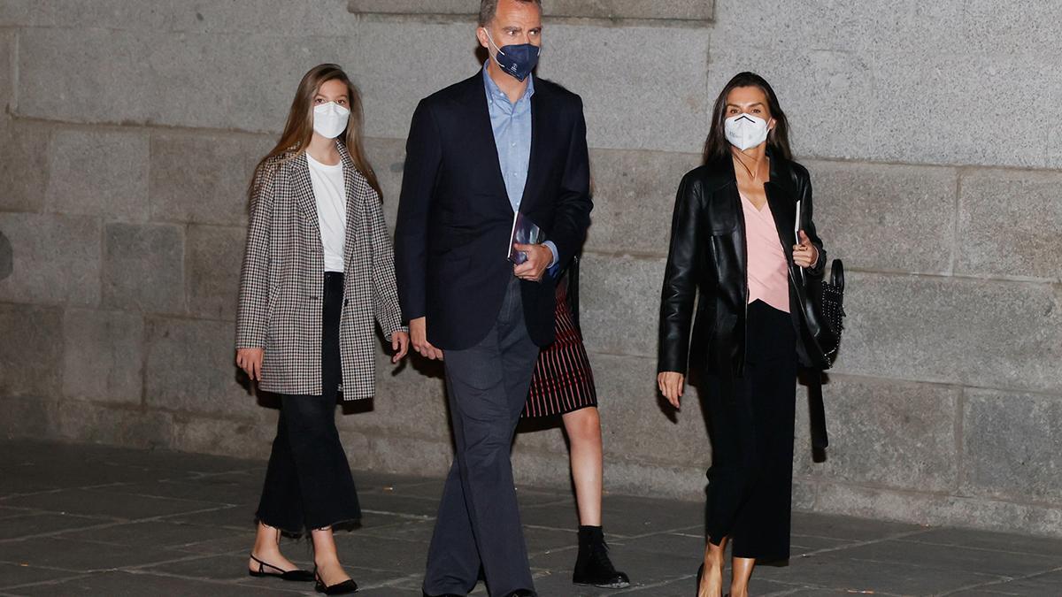 La visita sorpresa de los reyes, Felipe y Letizia, y sus hijas al Teatro Real