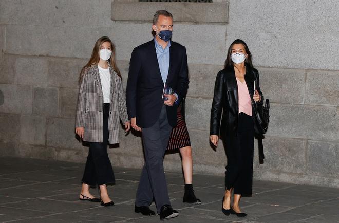 Los reyes, Felipe y Letizia, con sus hijas, Leonor y Sofías, tras acudir al teatro