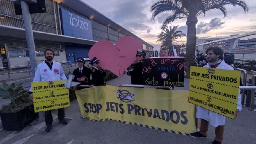 Acto de protesta en el aeropuerto de Eivissa contra los ‘jets’ privados. | E.R.I.
