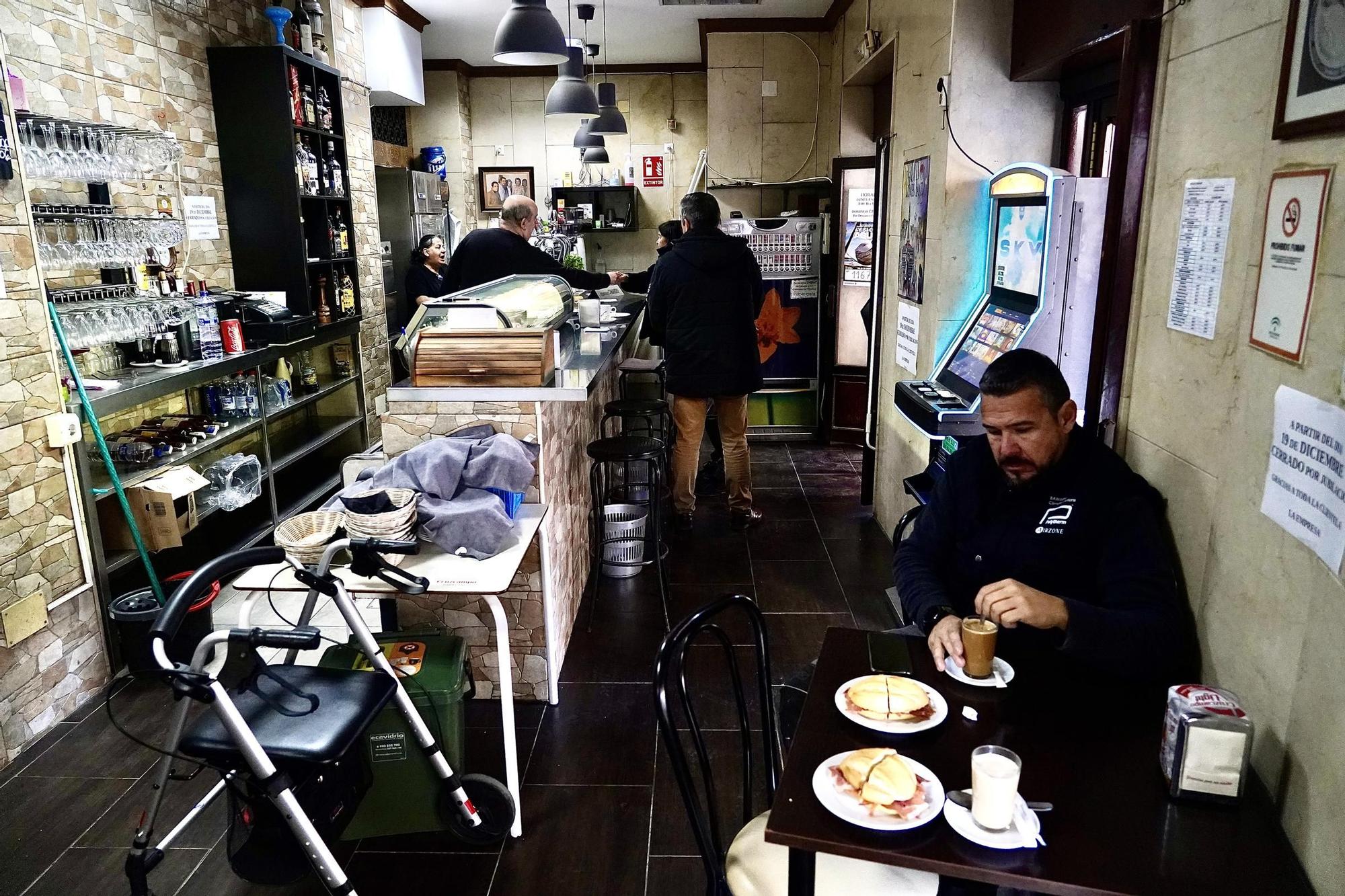 El Racimo sirve sus últimos desayunos tras un siglo de historia