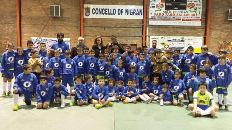 Equipos del club Panxón Nigrán Fútbol Sala, con sus monitores, en la presentación del sábado. // FDV