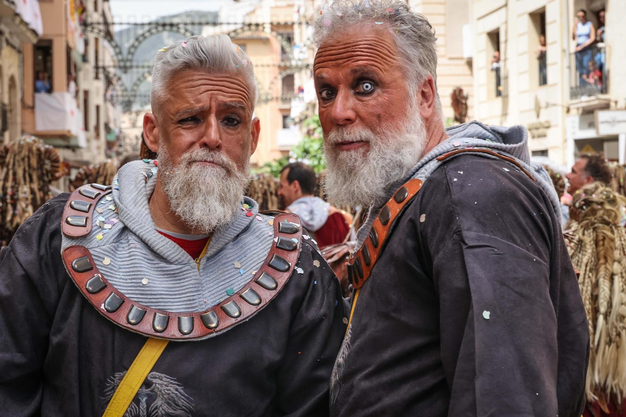 Alcoy se entrega al espectáculo de las tropas cristianas