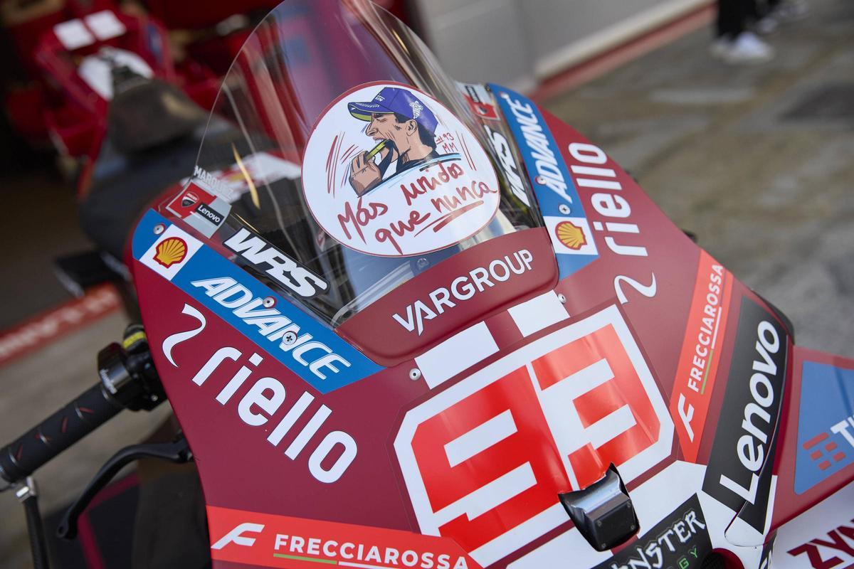 La moto de Marc Márquez, expuesta en el pit walk