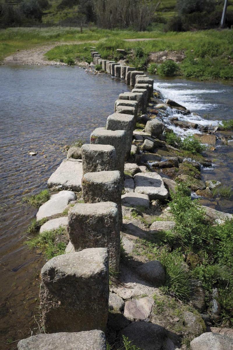 El río Ponsul a su paso por la aldea histórica de Idanha-a-Velha