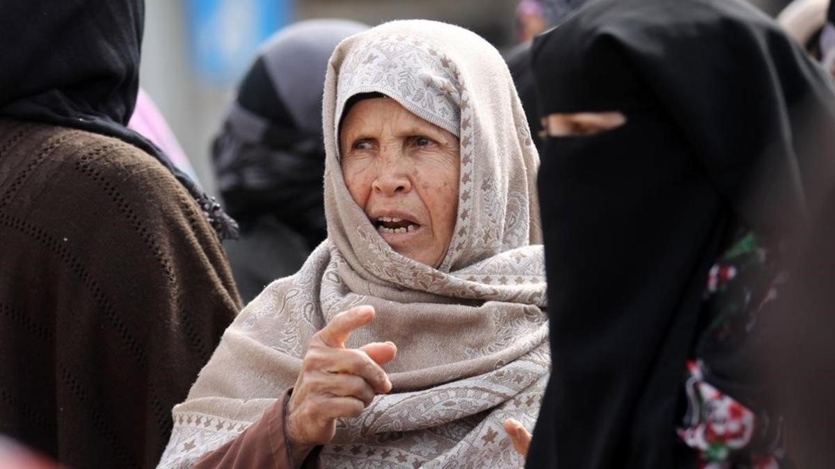 Una mujer palestina participa en una protesta contra Donald Trump en Gaza.