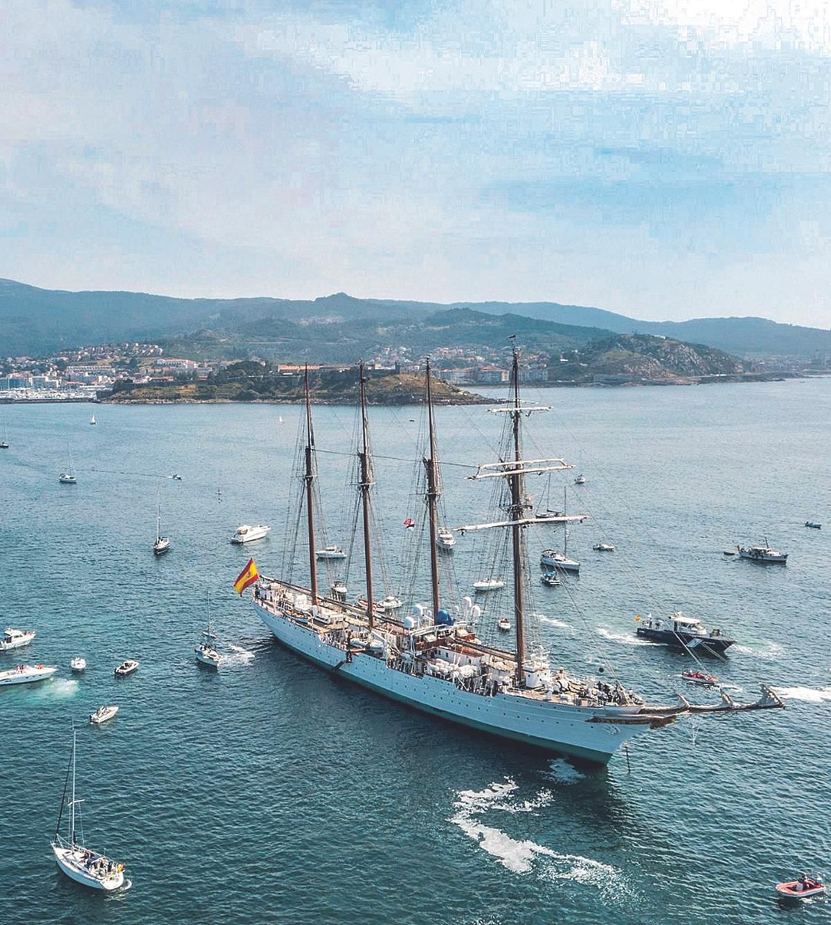 El buque 'Juan Sebastián Elcano' se impone a la niebla en Baiona