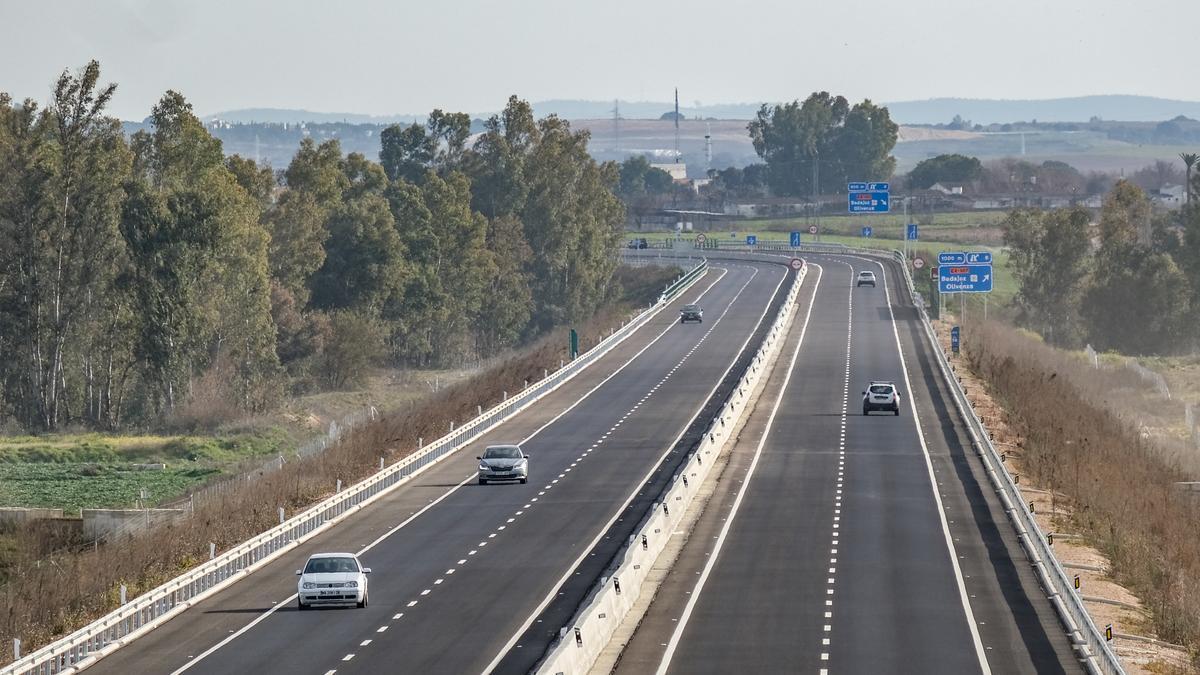 Varios vehículos circulan por el primer tramo de la Ronda Sur de Badajoz.