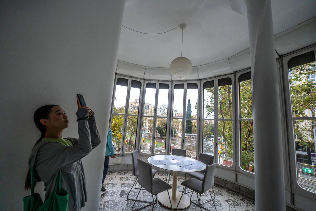 Una visitante dentro de la Casa Planells, durante el 48h Open House de Barcelona en 2024.