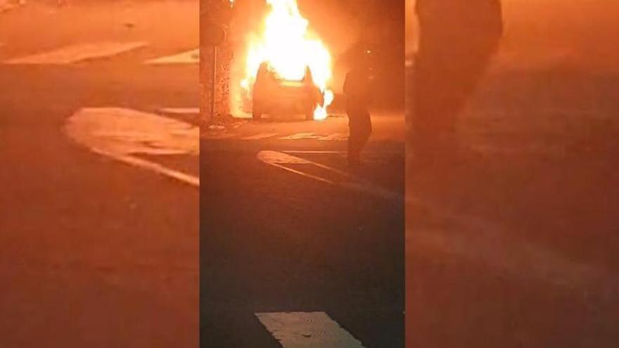 VÍDEO: Espectacular incendio en Gijón: arde un coche y las llamas se extienden a los arbustos de una finca