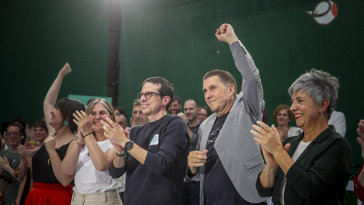 El candiato de EH Bildu, Pello Otxandiano, junto a Arnaldo Otegi.