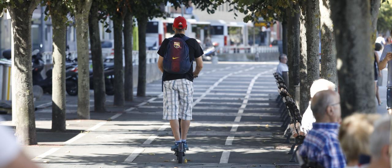 Un joven en patinete eléctrico por la zona de Fomento.