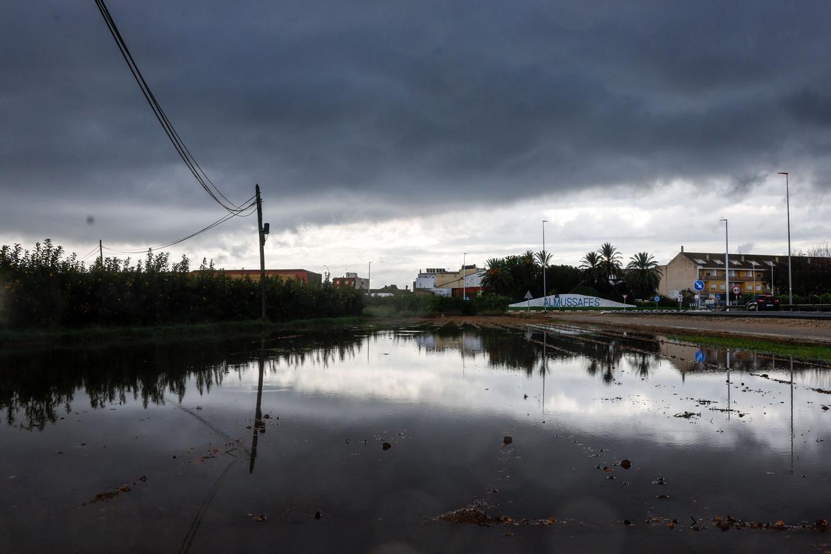 ALMUSSAFES (COMUNIDAD VALENCIANA), 11/10/2025.- Zona inundada en Almussafes (Comunidad Valenciana) este sábado. La influencia de la dana Alice pone este sábado a cuatro comunidades autónomas en avisos naranja (riesgo importante) o amarillo por precipitaciones, con acumulados que pueden llegar a los 140 litros en doce horas en Valencia, lluvias que afectarán además a Baleares, Cataluña, Región de Murcia, y el viento a Andalucía, según la Agencia Estatal de Meteorología (Aemet). EFE/ Kai Försterling