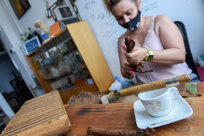 27-08-20  LAS PALMAS DE GRAN CANARIA. SCHAMANN. LAS PALMAS DE GRAN CANARIA.  Reportaje al único taller de puros artesanos que hay en la capital. El taller se llama Doble M y lo lleva Mercedes Martínez, ella es cubana y trae las hojas de tabaco desde la isla caribeña, todo lo hace a mano.  Fotos: Juan Castro.  | 27/08/2020 | Fotógrafo: Juan Carlos Castro