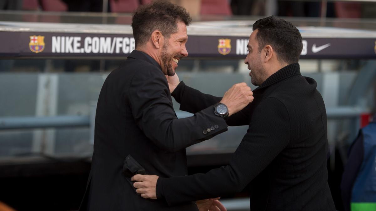 Simeone y Xavi se saludan antes de empezar el Barça-Atlético en el Camp Nou.