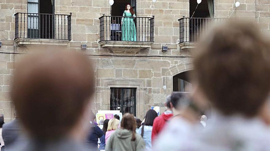 poesía en camposagrado. Un grupo de poetas como Esther García recitó versos desde el Museo de la Historia Urbana de Avilés. | Ricardo Solís |  