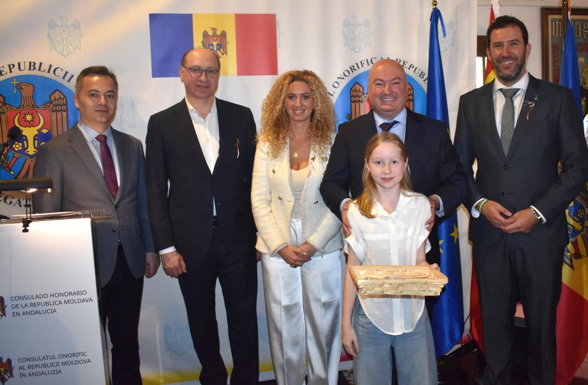 El embajador de Moldavia en España, Eugeniu Revenco, con el consul honorario de Moldavia en Andalucía, Patricio Baeza.