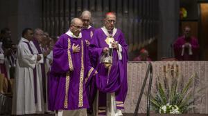 El arzobispo de Barcelona, cardenal Joan Josep Omella i Omella (derecha), durante la Misa Funeral por el papa emérito Benedicto XVI en la Basílica de la Sagrada Familia.