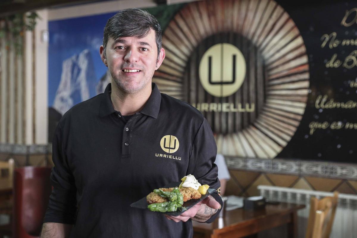 Miguel Abraham con el cachopín "Al fornu"