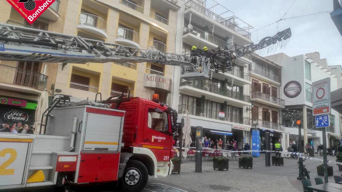 Una guirnalda de luces de Navidad en Benidorm se suelta a causa del viento