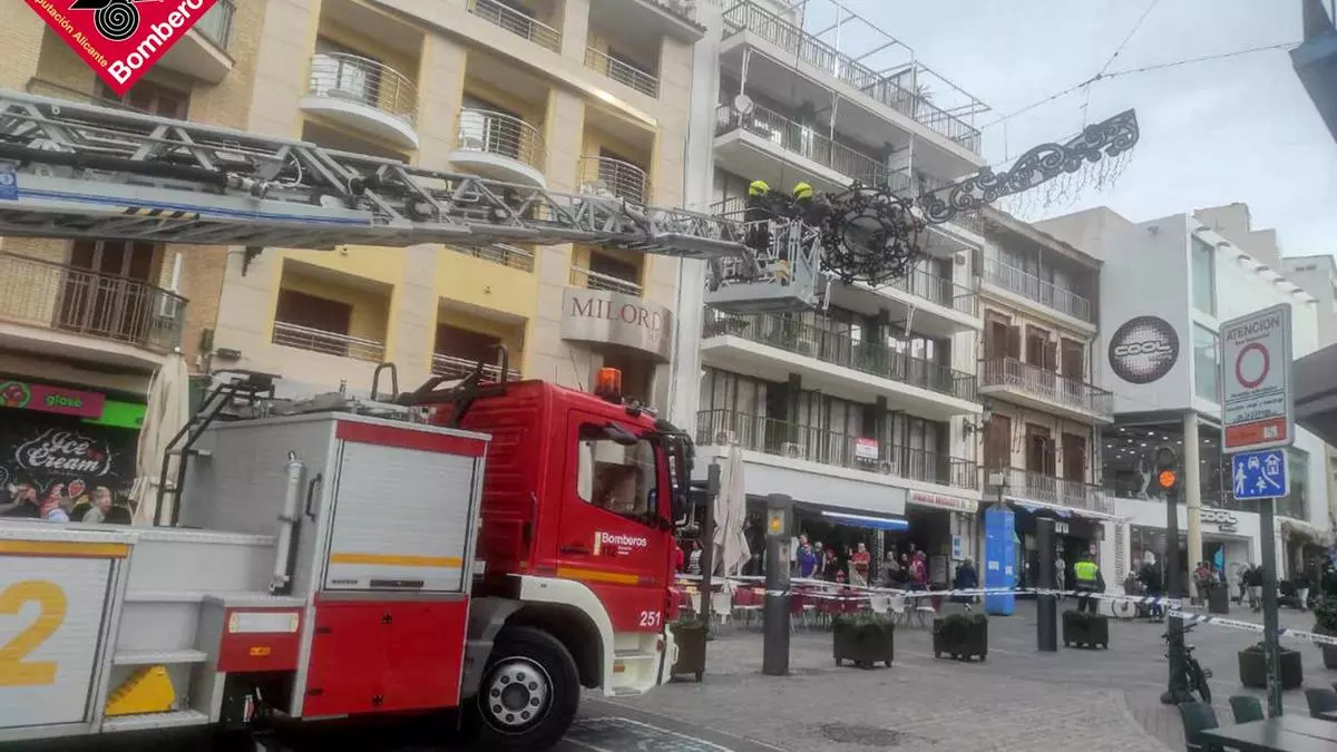 Retiran una guirnalda de luces en Benidorm al soltarse por el viento
