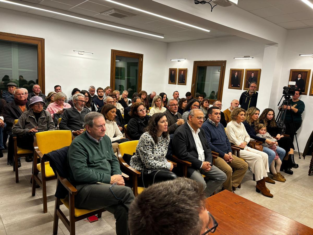 La sala de plenos ha registrado una gran afluencia de público.