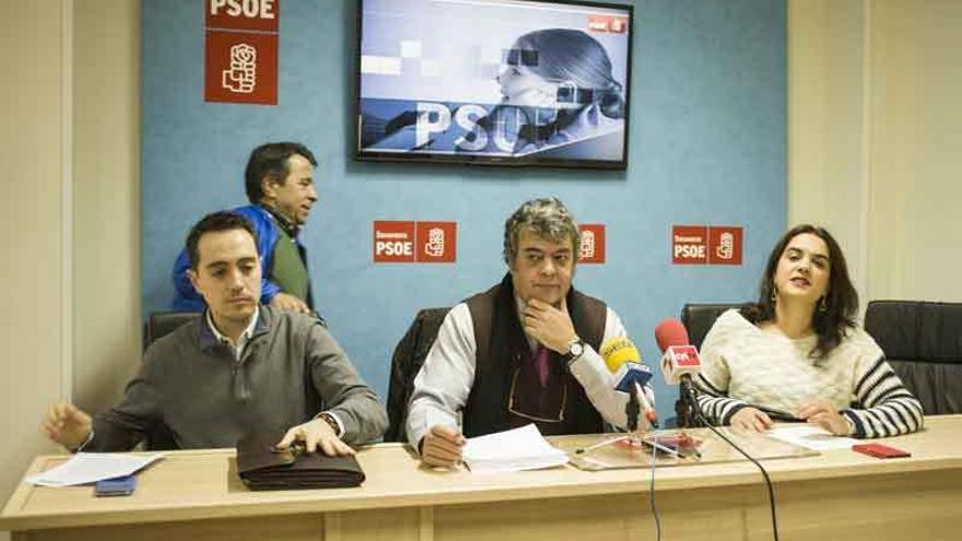 Los ediles del grupo municipal socialista en la rueda de prensa de ayer.