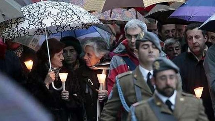 Gijón se echa a los hombros al Cristo de la Misericordia